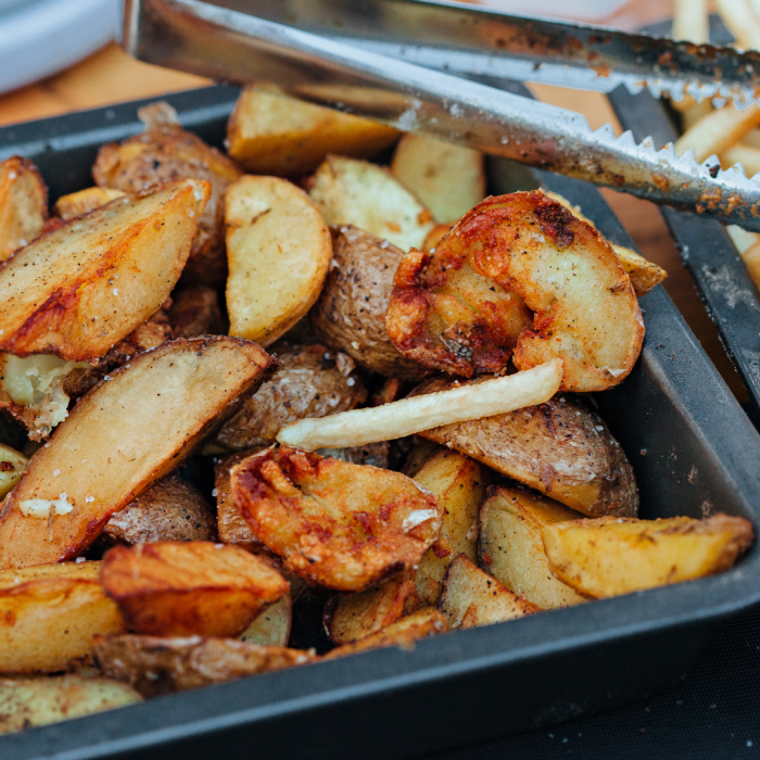 Roasting tray and tongs